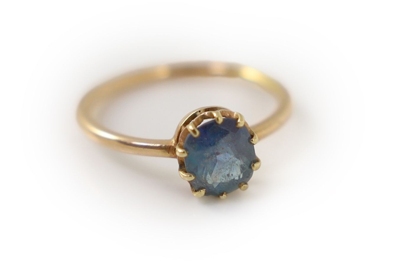 An early 20th century gold and oval cut Alexandrite set ring